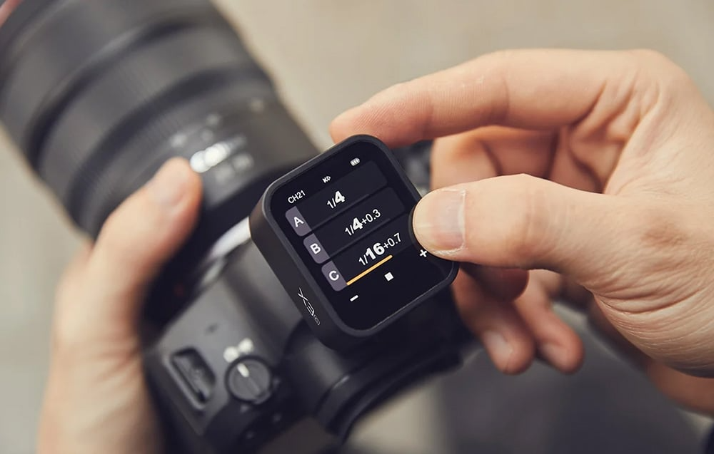 Dotykowy ekran OLED wyzwalacza Godox X3 C zamontowanego na aparacie Canon